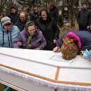 Ukraynalı anne kızının cenazesini telefondan izledi