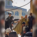 İşgalci İsrail polisleri Mescid-i Aksa'da yaşlıları tartaklıyor