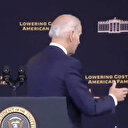 Joe Biden yine boşlukla tokalaştı