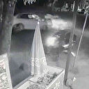 Kafa kafaya çarpışan otomobillerden biri dükkana daldı: Üç yaralı var