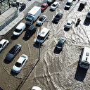 Başakşehir'de su borusu patladı: Yollar göle döndü