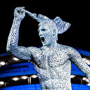 Yıldız futbolcunun heykeli dikildi