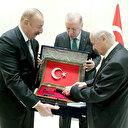 Bahçeli’den Aliyev’e hediye: Yerli üretim silah hediye etti