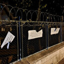 Fatih'te bir şüpheli cami duvarındaki hadis-i şerifleri yırtıp kaçtı