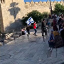 Cesur yürekli minik Filistinli işgalci İsrail bayrağını görünce tepki veriyor