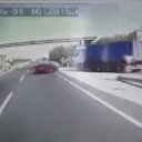 Kumburgaz'da otomobilin durağa daldığı kaza anı kamerada