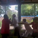 Venezuela'da kendini devlet başkanı ilan eden Guaido gittiği restorandan dövülerek kovuldu