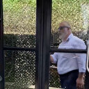 İBB'nin yeni aldığı metrobüs bozuldu: Arızayı kontrol etmek için araçtan inen İETT şoförü anahtarı içeride unutunca dışarıda kaldı