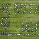 Hollanda'da süpermarketlere ürün tedariğini kesen çiftçiler traktörleri ile 'Çiftçi yoksa gıda yok' yazdı