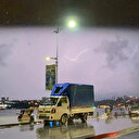 İstanbul'da şimşekler geceyi gündüze çevirdi