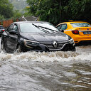 En fazla yağışı alan Sarıyer'de ev ve iş yerlerini su bastı: Araçlar suda ilerlemekte zorlandı