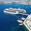 Üç bine yakın turist taşıyan iki dev gemi Bodrum'a geldi