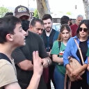 Suriyeli genç öfke kusan ırkçı kalabalığa karşı kendini böyle savundu: Ben bir insanım