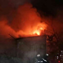 Kocaeli'nde geceyi aydınlatan yangın: Geri dönüşüm deposu alev alev yandı