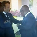 Beninli Bakan'ın Macron'un dokunduğu omuzunu temizlemesi gündem oldu