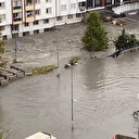 Esenyurt’te taşkın sularına kapılan otomobil sürüklendi