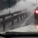 Metrobüs yolundaki su birikintileri E-5 karayolunda ilerleyen araçlara zor anlar yaşattı