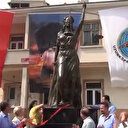 CHP'nin heykel aşkı sınır tanımıyor: Uzunköprü Belediyesi ilçe merkezine Yunan Adalet Tanrıçası Themis'in heykelini dikti