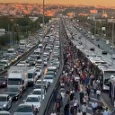 Avcılar'da kaza sonrası metrobüs yolunda insan seli