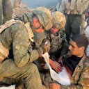Azerbaycan askerleri Ermenistan askerinin yarasını sardı