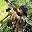 Ukraynalı eski güzellik kraliçesi podyum yerine cephede