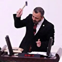 CHP'li Burak Erbay’dan sosyal medya yasasına ilginç protesto: Kürsüde çekiçle telefonunu parçaladı