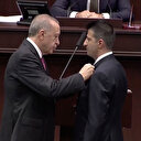 Cumhurbaşkanı Erdoğan AK Parti Grup Toplantısı'nda Mehmet Ali Çelebi'nin rozetini taktı