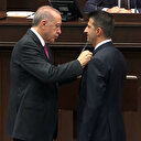 Cumhurbaşkanı Erdoğan AK Parti'ye katılan İzmir Milletvekili Mehmet Ali Çelebi'nin rozetini taktı