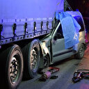 İzmir'de feci kaza: hafif ticari araç TIR'a ok gibi saplandı