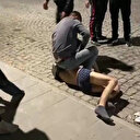 Mesaj attığı kızın erkek kardeşleri suratını jiletle kesti