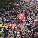 İngiltere'de 'geçinemiyoruz' protestosu: Binlerce kişi hayat pahalılığını protesto etmek için sokaklara döküldü