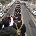 İstanbul'un metrobüs çilesi bitmiyor: Vatandaşlar Altunizade üst geçidinde dakikalarca beklemek zorunda kalıyor