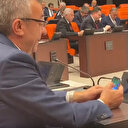 CHP'li Engin Altay 2023 bütçe görüşmelerinde iskambil oynadı
