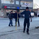 Manisa'da işçiler çıplak elleriyle yakaladıkları yılanla oynayıp doğaya saldılar