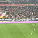 Pankartla tepki gösterdiler: Futbol hafta sonu oynanır