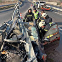 Tekirdağ'da feci kaza: Bariyerlere ok gibi saplanan araçtan sağ salim çıktı