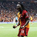 Gomis Aslan'ı sırtında taşıyor