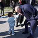 Cumhurbaşkanı Erdoğan elini öpen minik Zayn’ın elini öptü