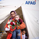 يوم المرأة.. جنود أتراك يوزعون الورود لمتضررات من الزلزال