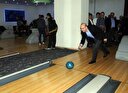 Bakan Şimşek bowling oynadı