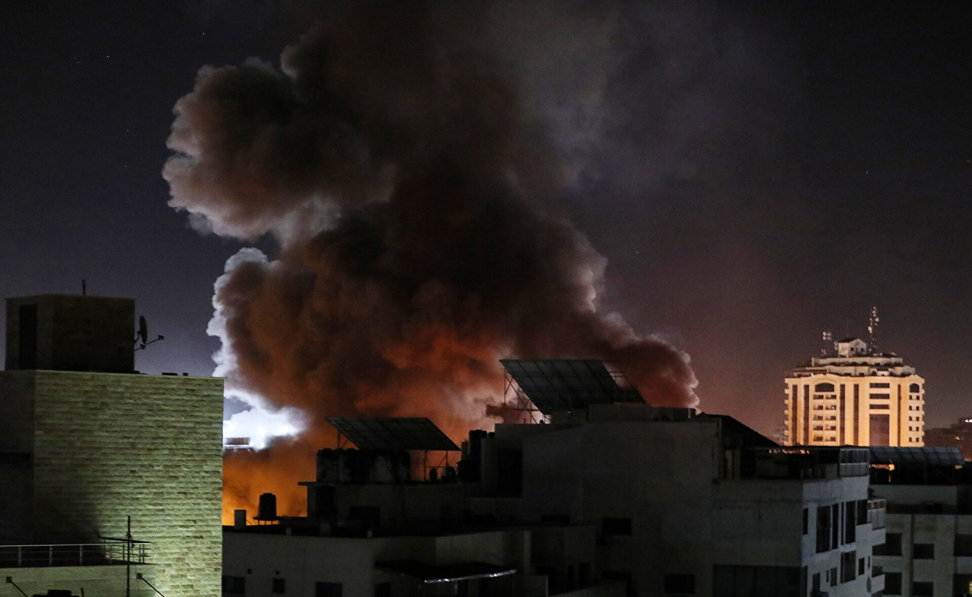 Israeli warplanes hit buildings in Gaza Strip