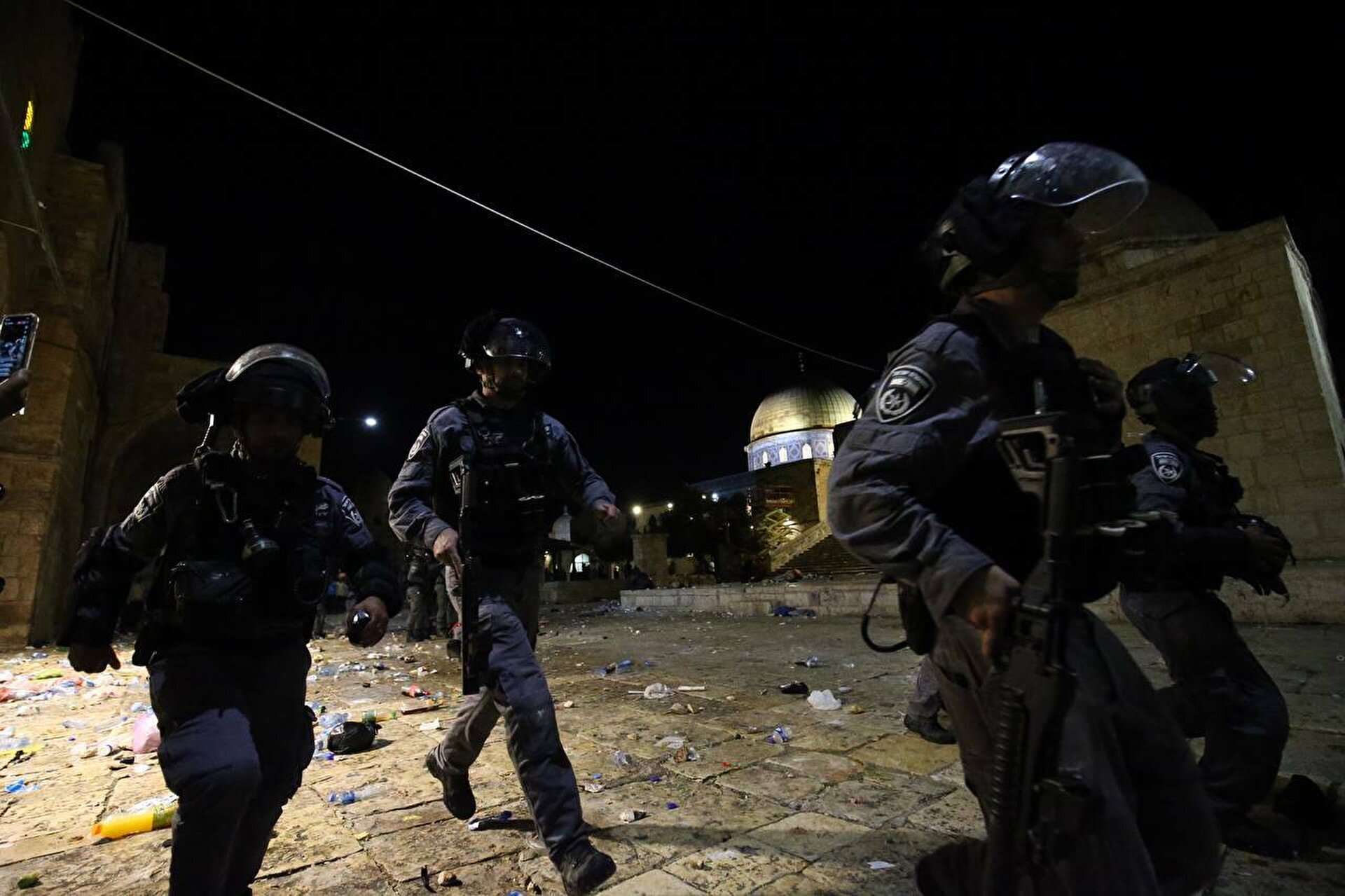 Israeli police break into Al-Aqsa Mosque in Jerusalem