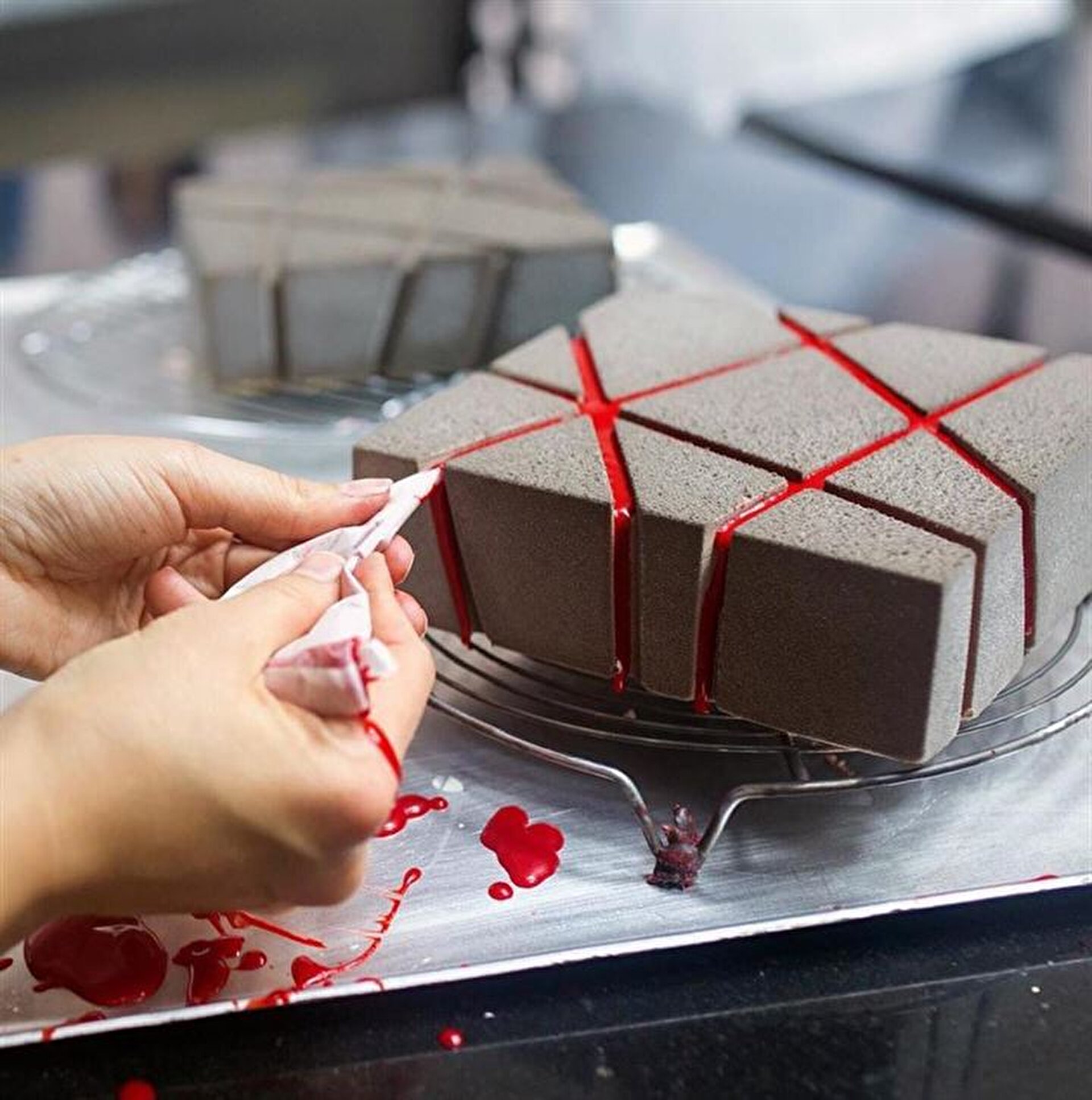 Разбить на куски. Торт необычной формы. Порезанный торт. Геометрические торты необычные. Квадратный муссовый торт.