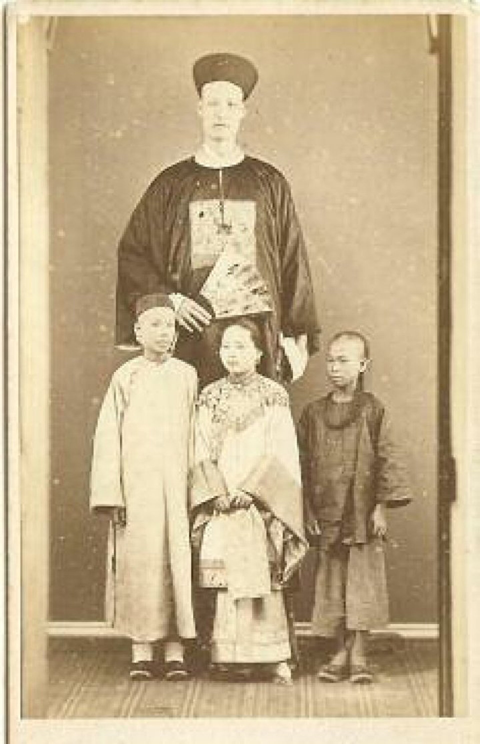 Человек проживший 300 лет. Ли Цинъюнь 256 лет. Ли Цинъюнь (1677—1933) – человек, который прожил 256 лет.. Ли Чинг-Юн долгожитель. Ли Цин Юнь долгожитель.