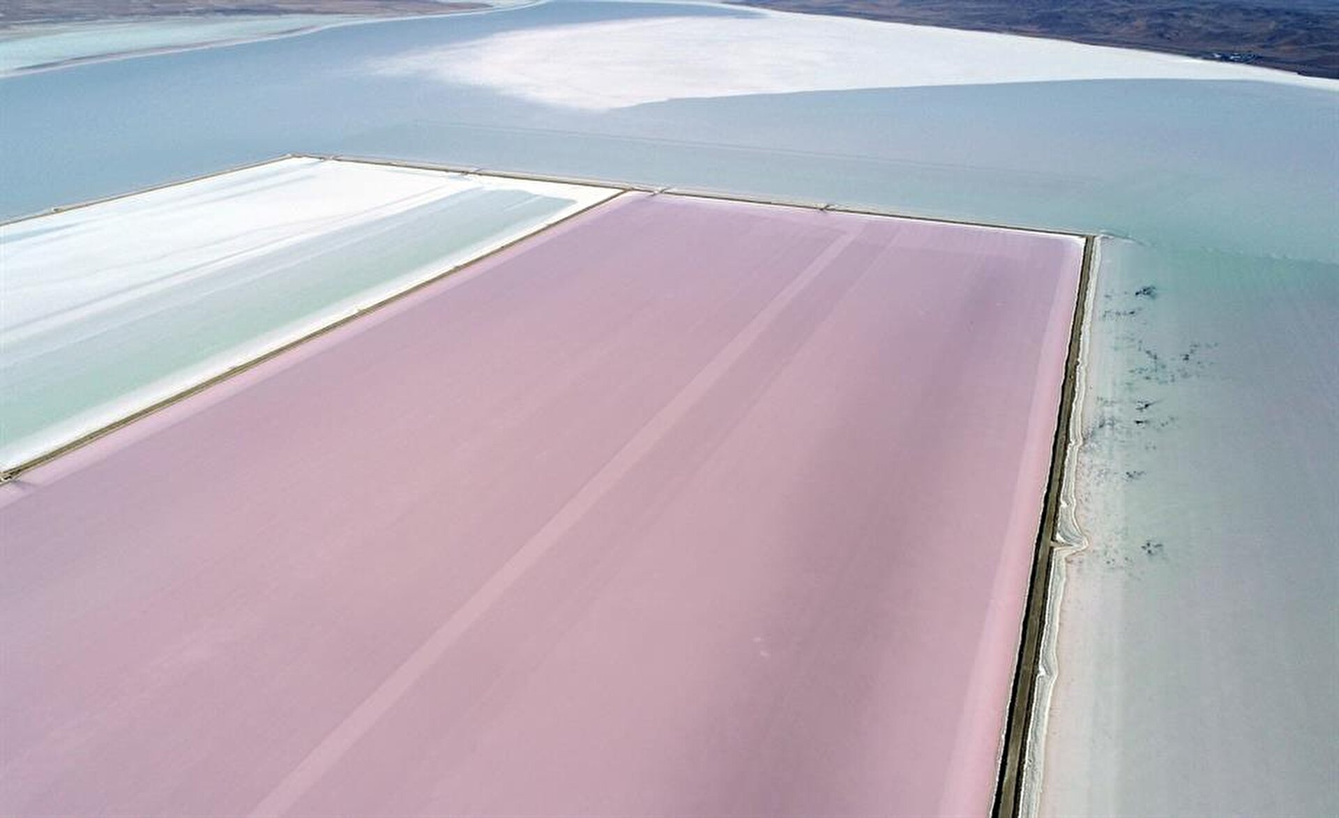 Salt Lake S Color Turns White To Red In Turkey S Aksaray
