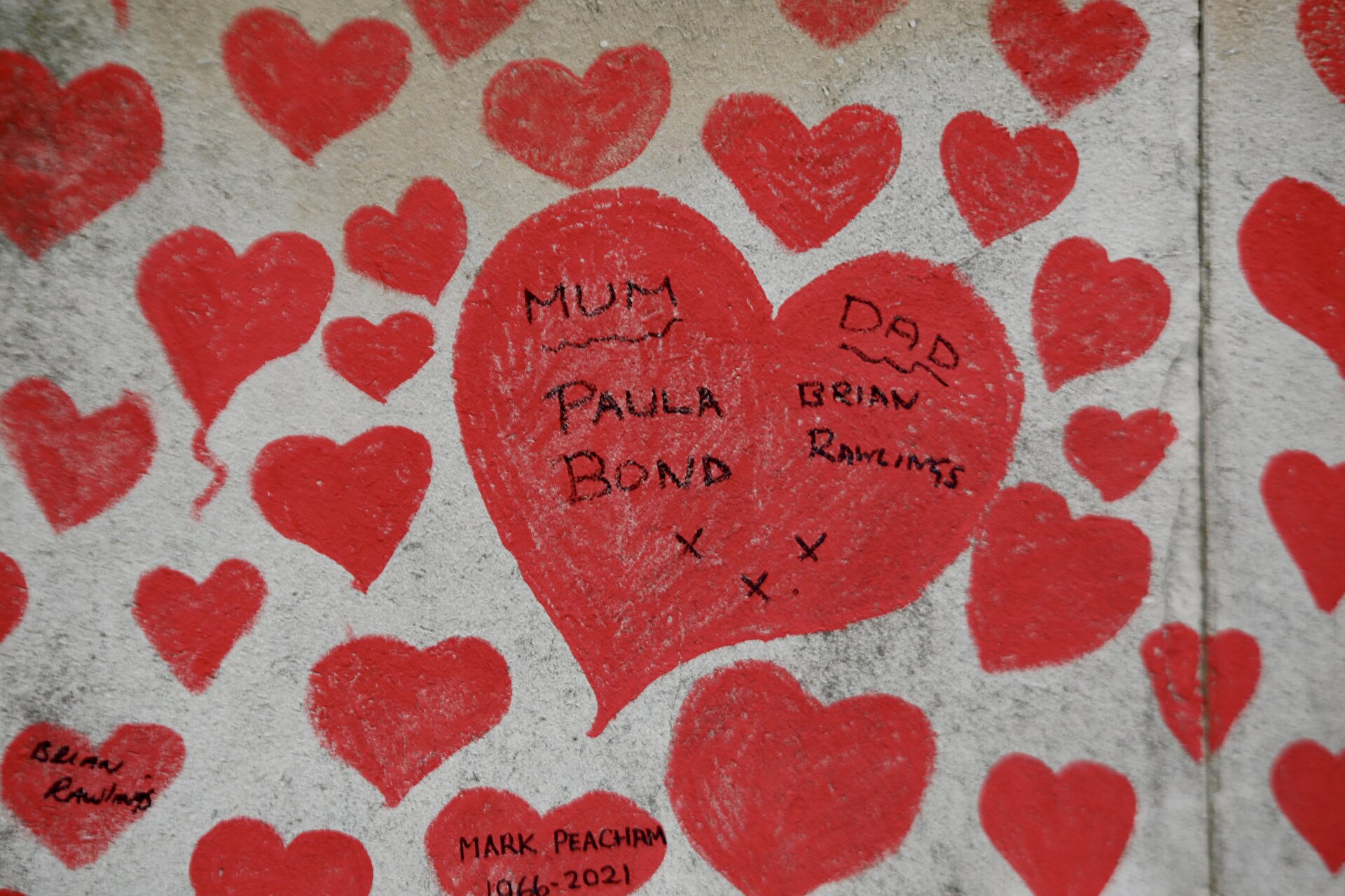 National Covid Memorial Wall in London honors pandemic victims