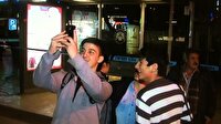 Şüpheli çanta önünde "selfie" çektiler