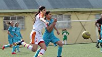 Kadınlar Günü'nde kadın futbolcuları dövdüler