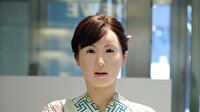 İnsansı robot Aiko müşteri karşısında