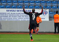 Demba Ba Hazard'ı tebrik etti